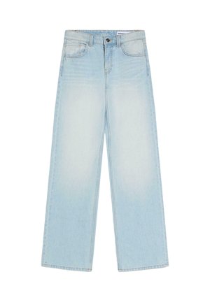 Jeansi din denim albastru deschis, cu croială largă, nasturi și fermoar în față, bucle pentru curea și buzunare frontale pe fundal alb.