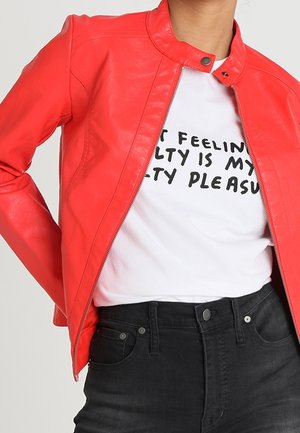 Röd läderjacka med krage, dragkedjestängning och figursydd design. Bärs över en vit t-shirt med svart text, tillsammans med svarta jeans.