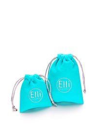 Tyrkosa tygpåsar för smycken, en större och en mindre, med silverfärgade snoddar och tryckt logotyp på framsidan.