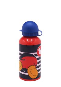 Botella de agua de metal rojo con tapa azul, con diseño de personaje de dibujos animados, rayas y logo redondo, textura suave y forma cilíndrica.