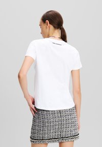 KARL LAGERFELD BOUCL� SIGNATURE - Camiseta estampada - white