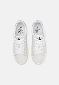Calvin Klein Jeans FLATFORM LACEUP - Sneakers basse - bright white/pastel lilac/creamy