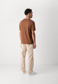 HUGO DULIVIO - Marškinėliai su spaudiniu - medium brown