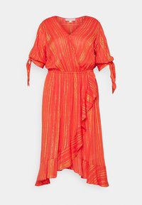 Rotes Wickelkleid mit goldenen vertikalen Streifen, V-Ausschnitt, kurzärmlig mit Bindedetails, asymmetrischem Rüschensaum, aus leichtem Stoff.
