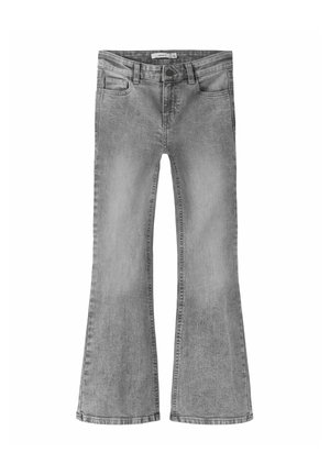 Jean en denim gris avec une légère évasement de jambe, bouton à l'avant, fermeture éclair, passants de ceinture et poches avant et arrière.