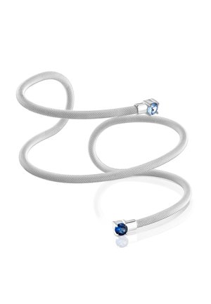 Collar de cadena tipo serpiente de malla plateada con piedras preciosas azules engastadas en monturas de plata en cada extremo, exhibido sobre fondo blanco.