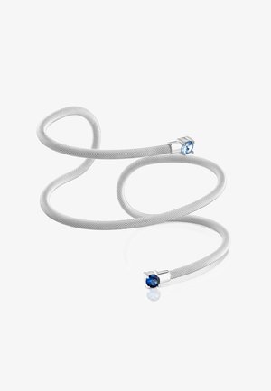 Collar de cadena tipo serpiente de malla plateada con piedras preciosas azules engastadas en monturas de plata en cada extremo, exhibido sobre fondo blanco.
