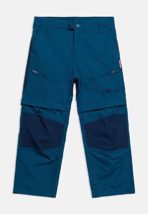 Blauwe outdoor broek voor kinderen, omschakelbaar met afritsbare pijpen, ritssluitingen aan de zijkanten, versterkte knieën en het "Trollkids"-logo op het dijbeen.