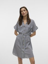 Robe chemise boutonnée avec une coupe en A, ornée de rayures verticales bleu marine et blanches, à manches courtes, deux poches poitrine et une ceinture nouée à la taille.