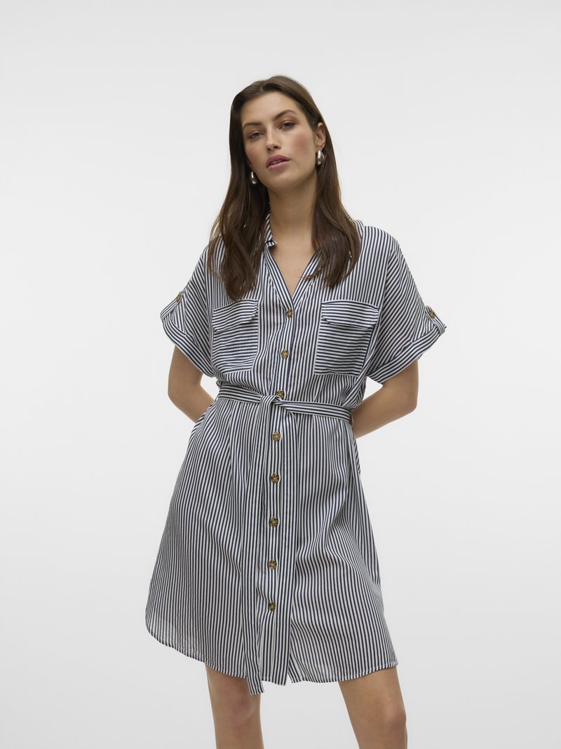 Robe chemise boutonnée avec une coupe en A, ornée de rayures verticales bleu marine et blanches, à manches courtes, deux poches poitrine et une ceinture nouée à la taille.