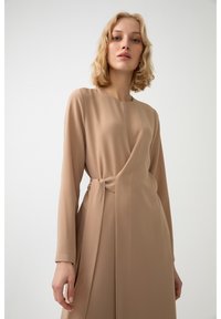 Touché Privé ENVELOPE CREPE - Dnevna obleka - beige