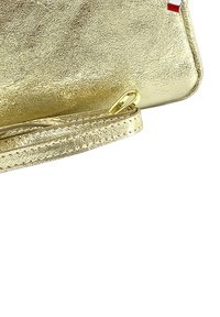 Gouden metallic clutch bag met een textuurfinish, voorzien van een crossbody riem en een kleine vlagaccent. Ritssluiting aan de bovenkant.