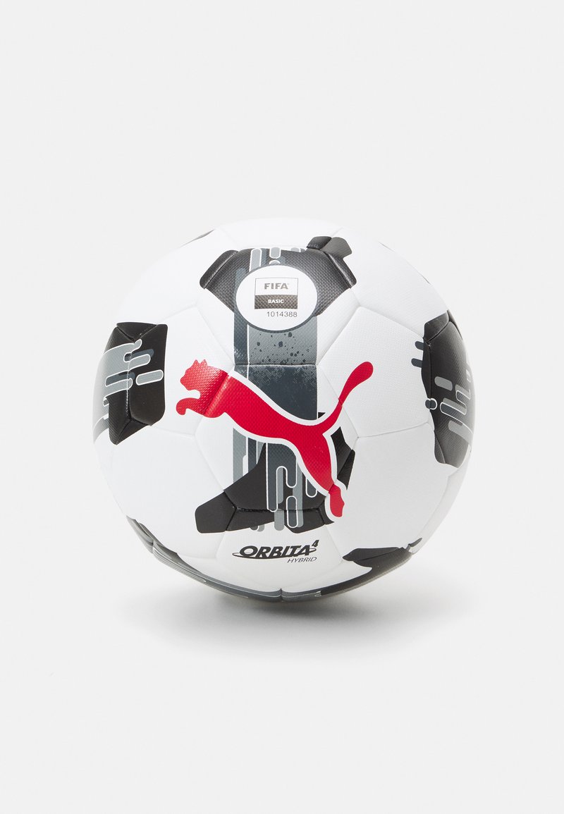 Pallone da calcio con marchio Puma, bianco con motivi geometrici neri e grigi. Presenta il logo rosso, certificazione FIFA e una texture resistente.