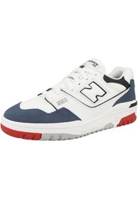 Białe sneakersy z niebieskimi zamszowymi akcentami, perforowaną fakturą, czarnymi i czerwonymi detalami oraz gumową podeszwą. Wyróżnia je duże logo 'N' po boku.