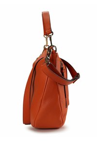 Oranje leren handtas met een getextureerd oppervlak, slank ontwerp, korte handgreep, afneembare lange riem en met rits afsluitbare vakken aan de zijkant.