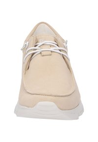 Baskets en suède beige à bout arrondi, fermeture à lacets blancs et semelle texturée. Design simple avec des accents minimalistes.