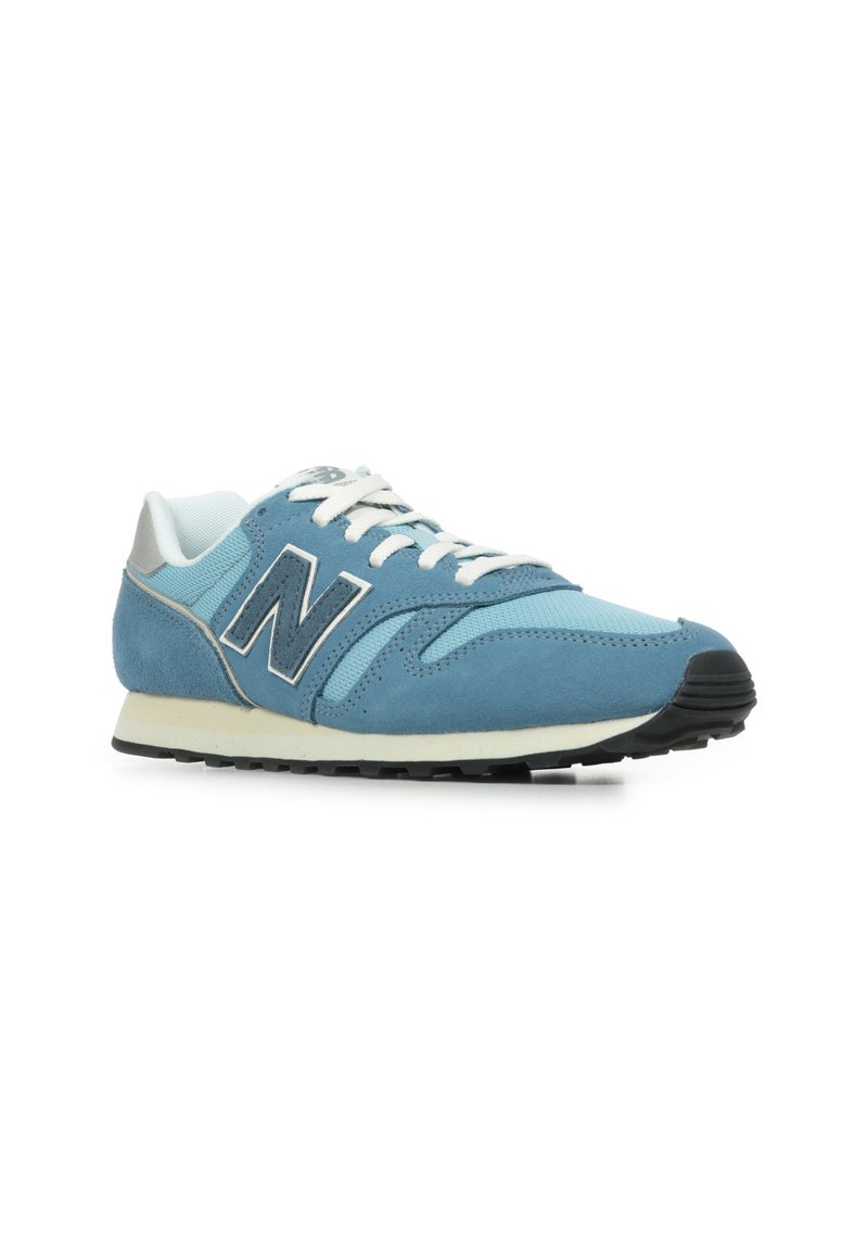 Chaussures de sport bleues fabriquées à partir d'un mélange de daim et de mesh. Comprennent des lacets blancs, une semelle noire et un logo 'N' bien visible.