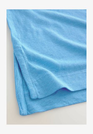 Blauwe katoenstof met een zachte textuur, gevouwen aan de zoom, met gestikte randen en een lichte glans.