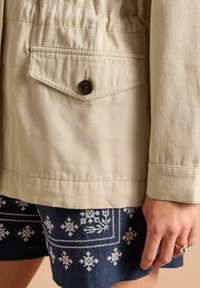 Tom Joule REGULAR FIT-WYFORD SAFARI - Vasaras jaka - stone