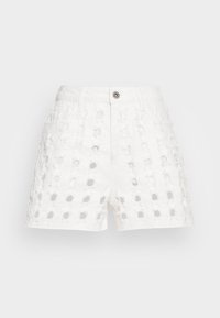 Pantalones cortos de denim blanco de cintura alta, con presillas para cinturón, cierre de botón y agujeros desgastados en un patrón de cuadrícula en la parte delantera y los lados.