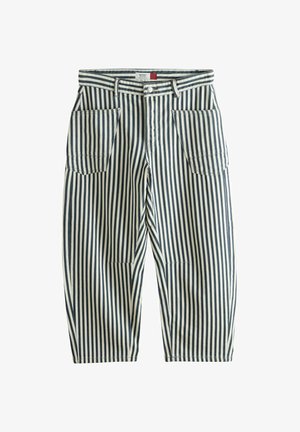 Pruhované kalhoty širokých nohavic s černobílými svislými pruhy, velkými předními náprsenkovými kapsami a poutky na opasek.