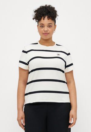 Fehér póló fekete vízszintes csíkokkal, rövid ujjú és kerek kivágású. Apró logóval a mellkason. Puha pamut anyagból készült.