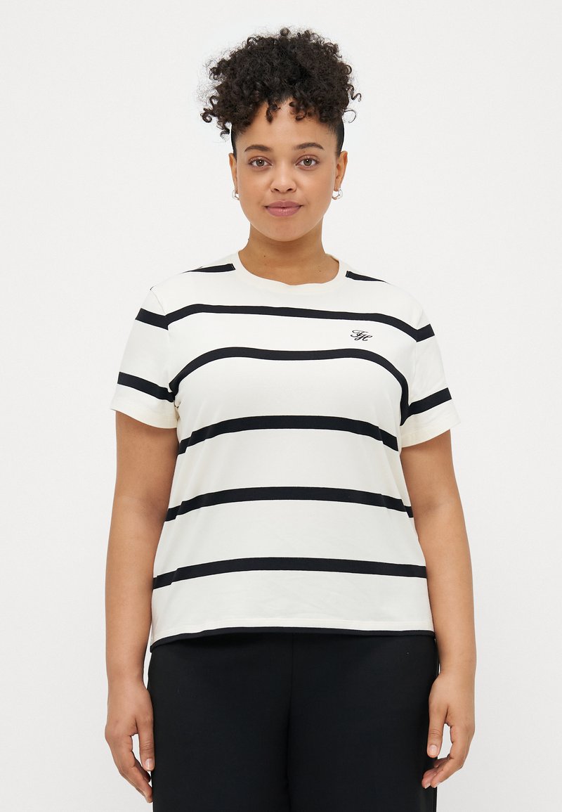 Fehér póló fekete vízszintes csíkokkal, rövid ujjú és kerek kivágású. Apró logóval a mellkason. Puha pamut anyagból készült.