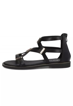 Czarna płaska sandałka gladiator z wieloma paskami, metalowymi prostokątnymi akcentami, zamkiem błyskawicznym na pięcie i srebrną lamówką wzdłuż krawędzi podeszwy.