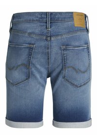 Vaaleansiniset farkkushortsit, joissa on haalistuva efekti tummemmaksi siniseksi helmaa kohti. Sisältää viisi taskua ja käännetyt lahkeet. Merkkilogo vyötäröllä.