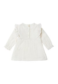 Robe longue à manches longues blanche en tissu texturé. Présente des bordures en dentelle sur les épaules, une fermeture à boutons dans le dos et une taille froncée pour une silhouette fluide.