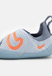 Nike Performance UNISEX - Tenisice za cestovno trčanje - light armory blue/hyper orange-football grey