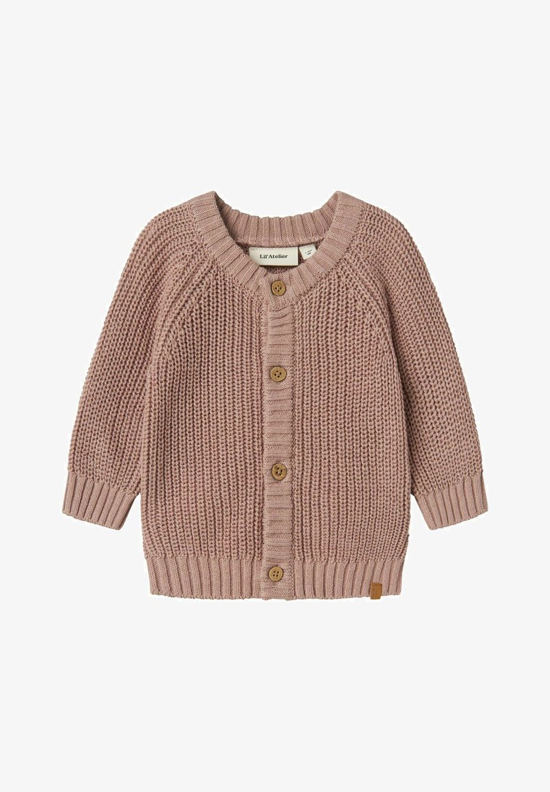 Rozā adīta kardigāna ar teksturētu rakstu, ribiem apakšmalā un piedurknēs, kā arī koka pogām. Iezīmē V-veida kaklu un birku uz apakšmalas.