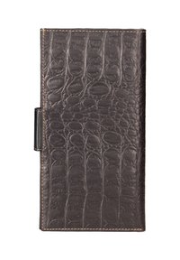 Bruine portemonnee van krokodillen-embossed leer met een textuur, contrasterende stiksels en een zijklep. Compact rechthoekig ontwerp.