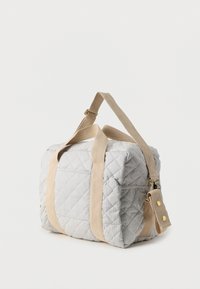 Ραμμένη τσάντα από ριγωτό ύφασμα, ανοιχτό γκρι με μπεζ λεπτομέρειες. Διαθέτει διπλές λαβές, ρυθμιζόμενο λουρί και εξαρτήματα σε χρυσό τόνο.