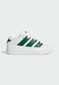 Baskets blanches avec des accents en cuir vert, dotées de trois bandes, d'un bout arrondi et d'une semelle en caoutchouc texturée. Lacets et détails perforés inclus.