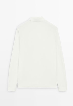 Biała koszulka polo z długim rękawem i kołnierzykiem, pokazana od tyłu, rozłożona na płasko na białym tle.