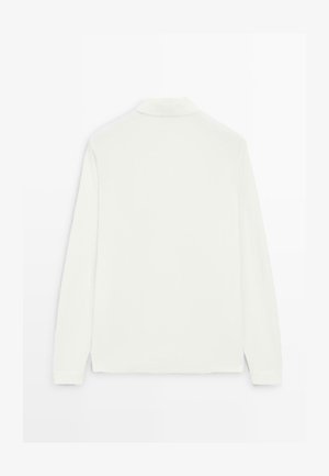 Weißes langärmeliges Poloshirt mit Kragen, von hinten gezeigt, flach auf einem weißen Hintergrund ausgebreitet.