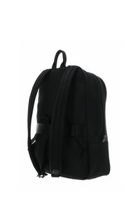 Sac à dos en tissu noir avec bretelles rembourrées, une poignée supérieure et des poches latérales. Caractérisé par une texture lisse et un design minimaliste.