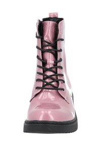 Botas de tobillo rosas brillantes con cordones negros, punta redonda, suela negra y un acabado de charol brillante. Cuenta con un collar ligeramente acolchado.