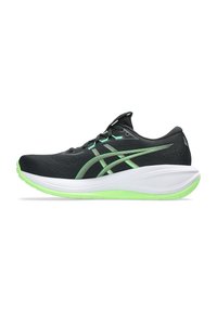 Chaussures de sport noires avec des accents verts, tige en mesh et semelle intermédiaire blanche. Caractéristiques d'une semelle texturée pour une bonne adhérence et des lignes de design uniques.