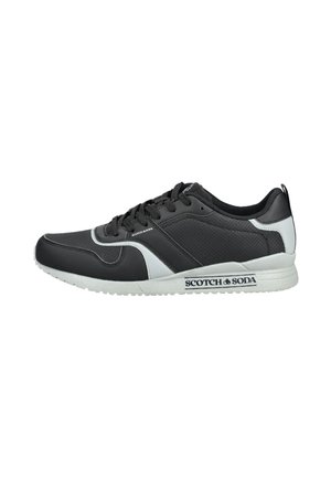 Baskets basses noires et grises avec lacets, panneau latéral perforé, semelle blanche et marquage "Scotch & Soda" sur la semelle intermédiaire.