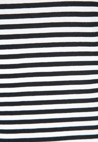 Tela de franjas horizontales en blanco y negro con una textura suave, que presenta franjas de diferentes anchos espaciadas de manera uniforme.