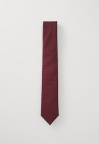 Cravat bordeaux cu un subtil model texturat în dungi, întins pe o suprafață albă.