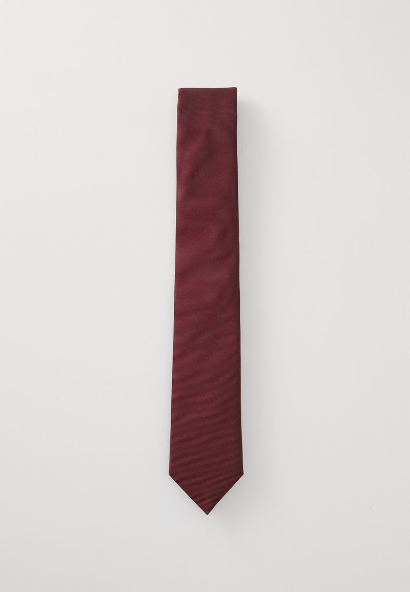 Cravat bordeaux cu un subtil model texturat în dungi, întins pe o suprafață albă.