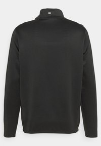 Sort langærmet pullover med høj hals, lavet af glat materiale. Har minimal syning og et diskret logo ved halsen.