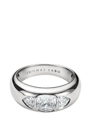 Silberner Thomas Sabo Ring mit drei klaren Edelsteinen, einem großen, quadratisch geschliffenen Mittelschliff und zwei kleineren, dreieckigen Seitenschliffen.