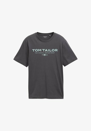 Tamsiai pilkas medvilninis marškinėliai trumpomis rankovėmis, apvaliu kaklu ir turintis žaliai spausdintą tekstą, įskaitant "TOM TAILOR" ir "THE CASUAL DEPARTMENT."