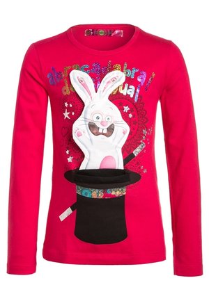 Röd långärmad skjorta med en vit kaninfigur som dyker upp ur en svart magikers hatt. Innehåller färgglada mönster och blanka detaljer.