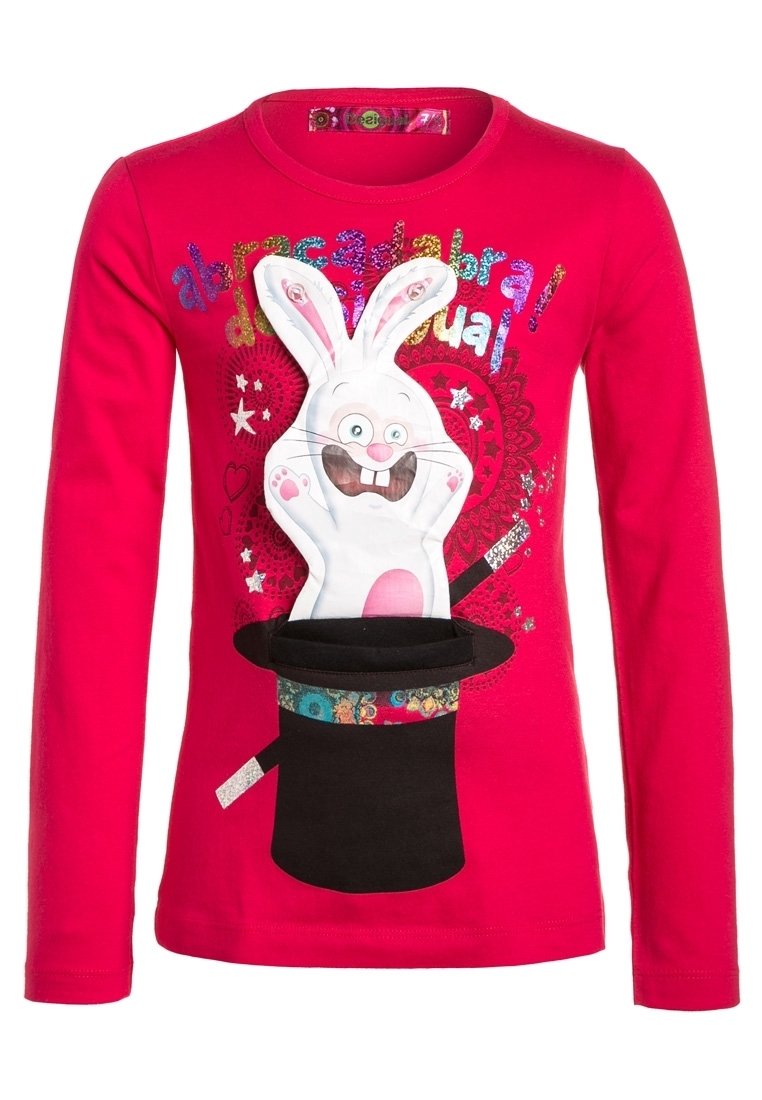 Röd långärmad skjorta med en vit kaninfigur som dyker upp ur en svart magikers hatt. Innehåller färgglada mönster och blanka detaljer.