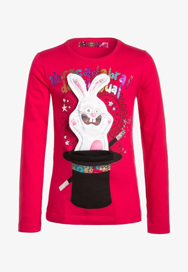 Röd långärmad skjorta med en vit kaninfigur som dyker upp ur en svart magikers hatt. Innehåller färgglada mönster och blanka detaljer.